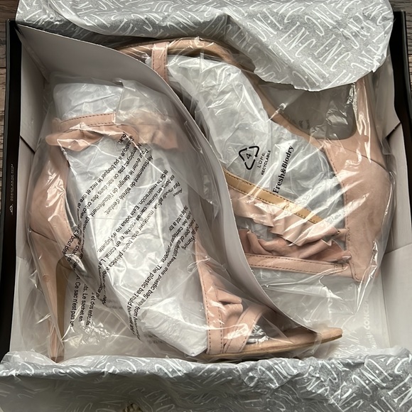 Women’s Heels - Picture 5 of 6